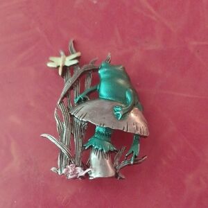 Vintage Frog Green and Prwder Frog Brooch